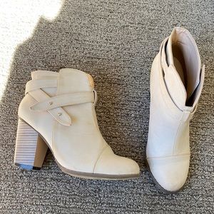 Chase and Chloe nude leather booties